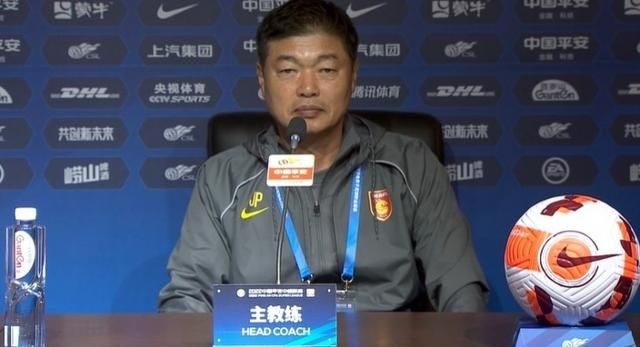 于是，他急忙又递给叶辰一张纸，对叶辰说道：少爷，这上面用英文和阿拉伯文写了一些话，如果您被他们发现了，就立刻把这张纸交给他们，只要他们看到了这张纸，一定不会为难您。
